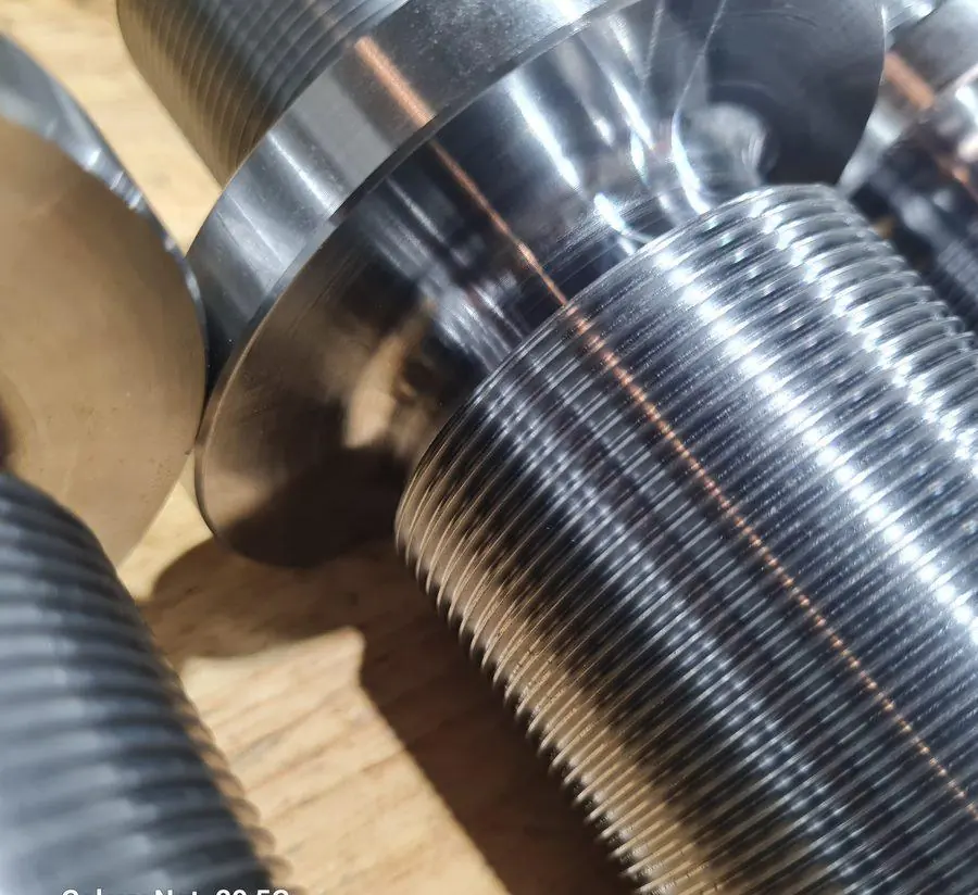 A freshly single-point threaded shaft, close up